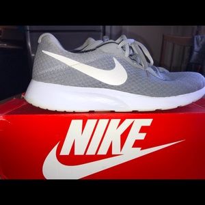 Gentle worn 8.5 Nike Tanjun sneakers